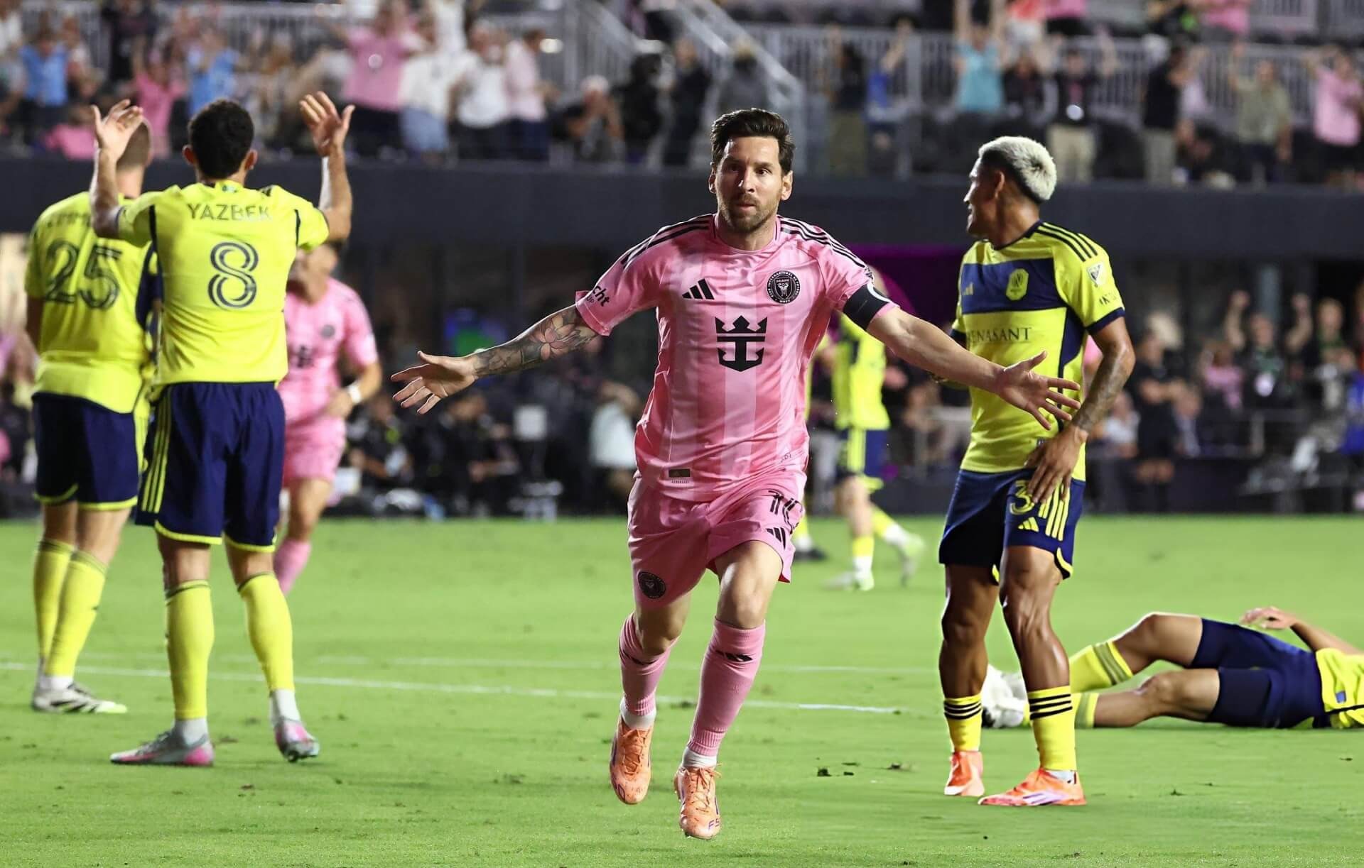Màn trình diễn ‘điên rồ’ của Messi đưa Miami vào bán kết MLS Cup