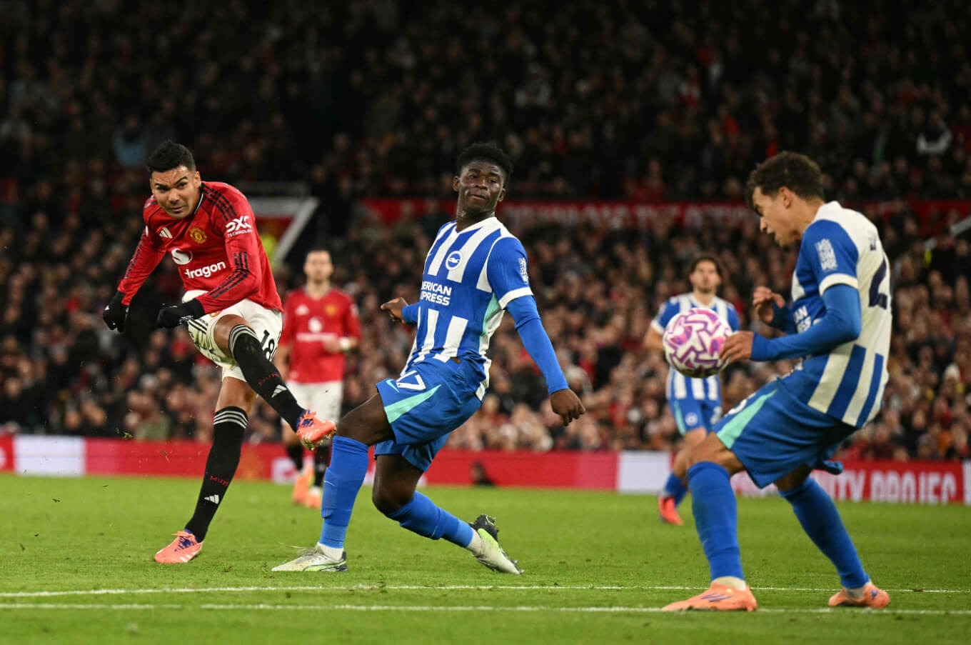 Casemiro ‘hồi xuân’ ở Man Utd và tuyển Brazil