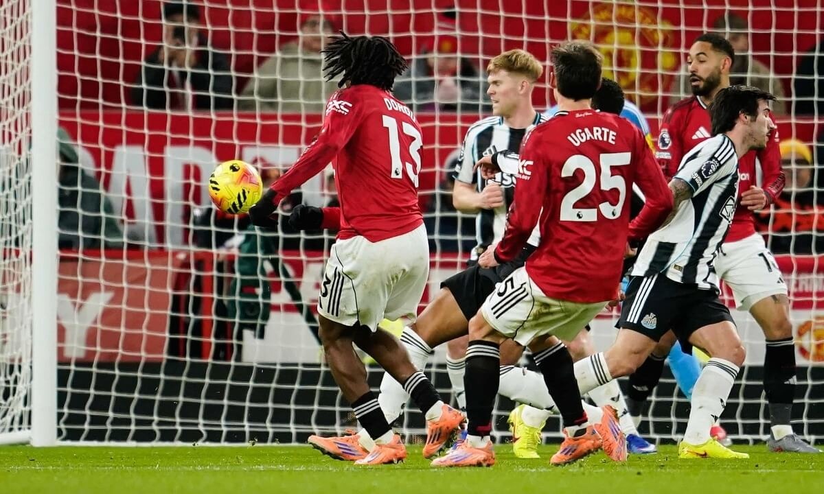 Patrick Dorgu - Từ chơi bóng bằng giấy vụn đến cứu tinh của Man Utd
