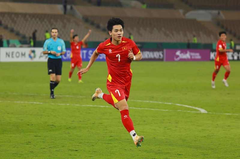 Đình Bắc ăn mừng bàn thắng đẹp mắt trong trận đấu với UAE.
