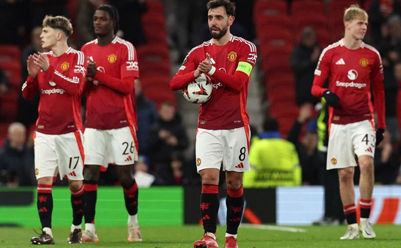 Cầu thủ Man United thất vọng trên sân cỏ.