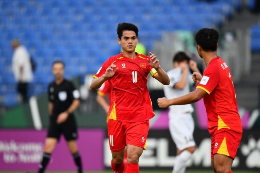 Cầu thủ U23 Việt Nam ăn mừng bàn thắng quyết định trên sân cỏ.