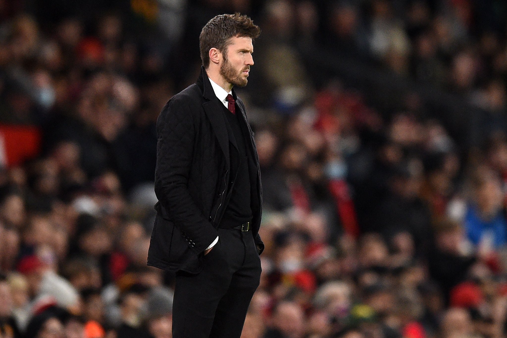 Michael Carrick đứng trên sân Old Trafford làm HLV tạm quyền.