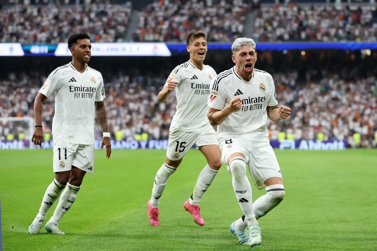 Cầu thủ Real Madrid ăn mừng bàn thắng đoàn kết trên sân cỏ.