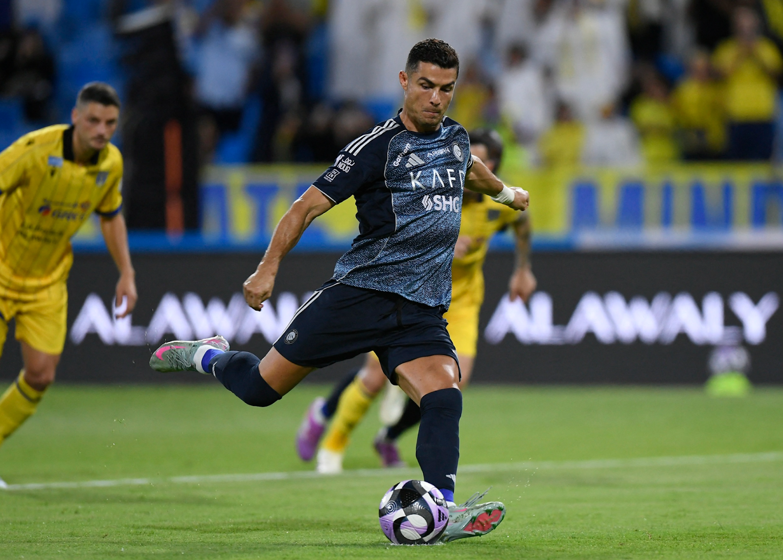 Ghi bàn 24 mùa liên tiếp, Ronaldo tiếp tục thách thức thời gian