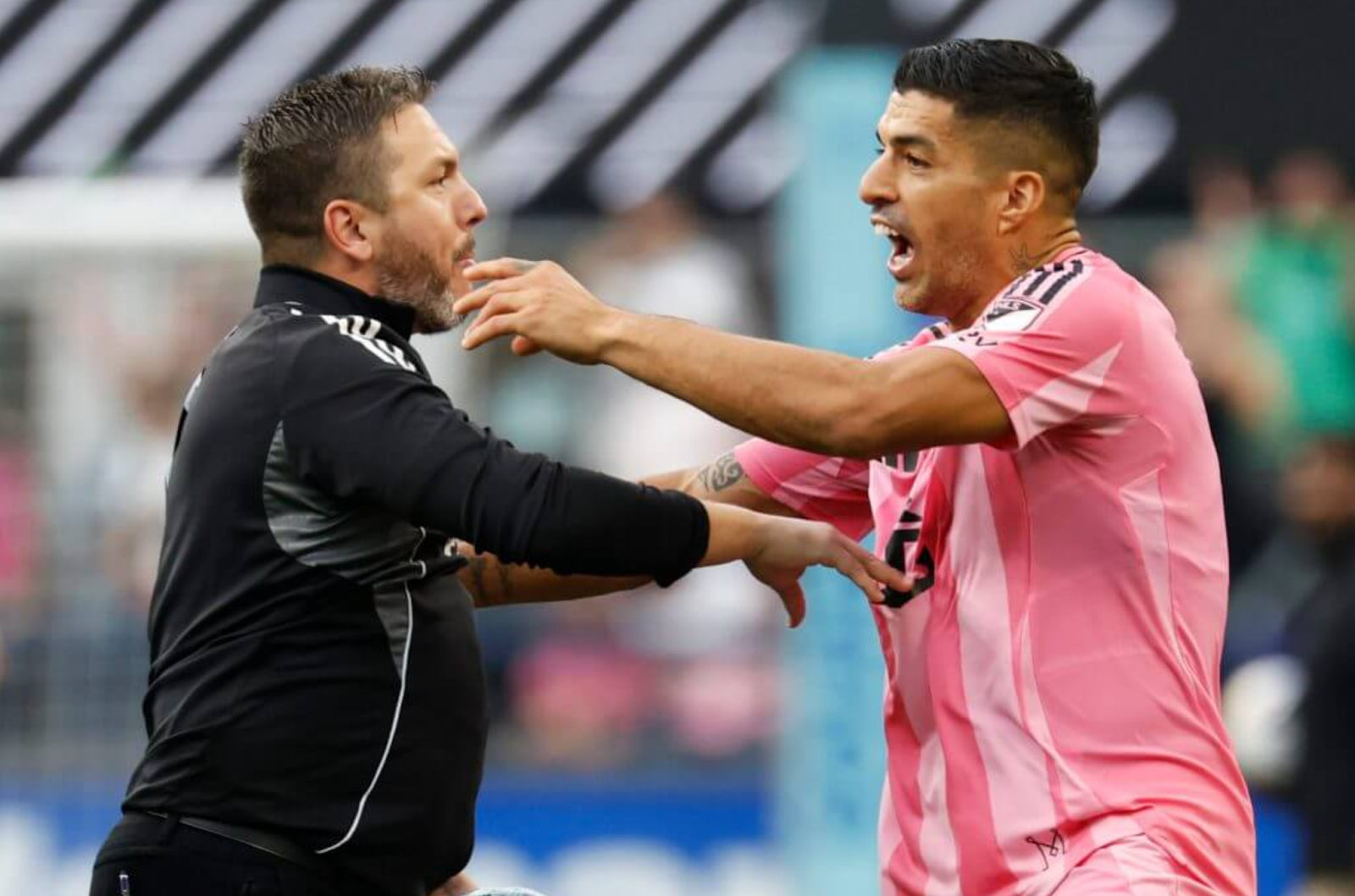 Suarez - ông hoàng bê bối trên sân cỏ
