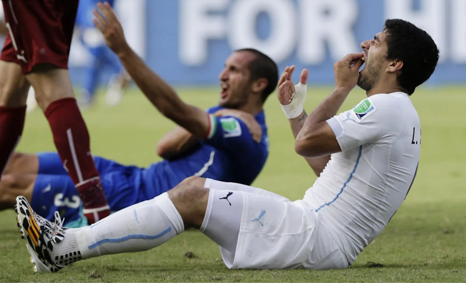 Suarez - ông hoàng bê bối trên sân cỏ