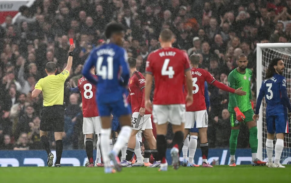 Tại sao Chelsea nhận quá nhiều thẻ đỏ