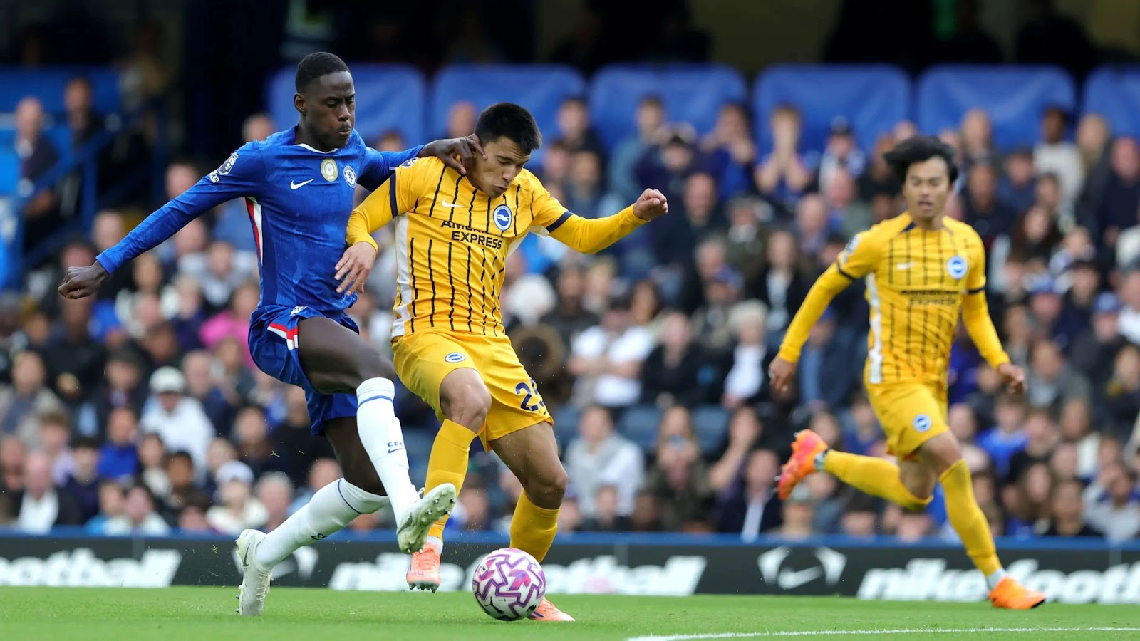 Tại sao Chelsea nhận quá nhiều thẻ đỏ