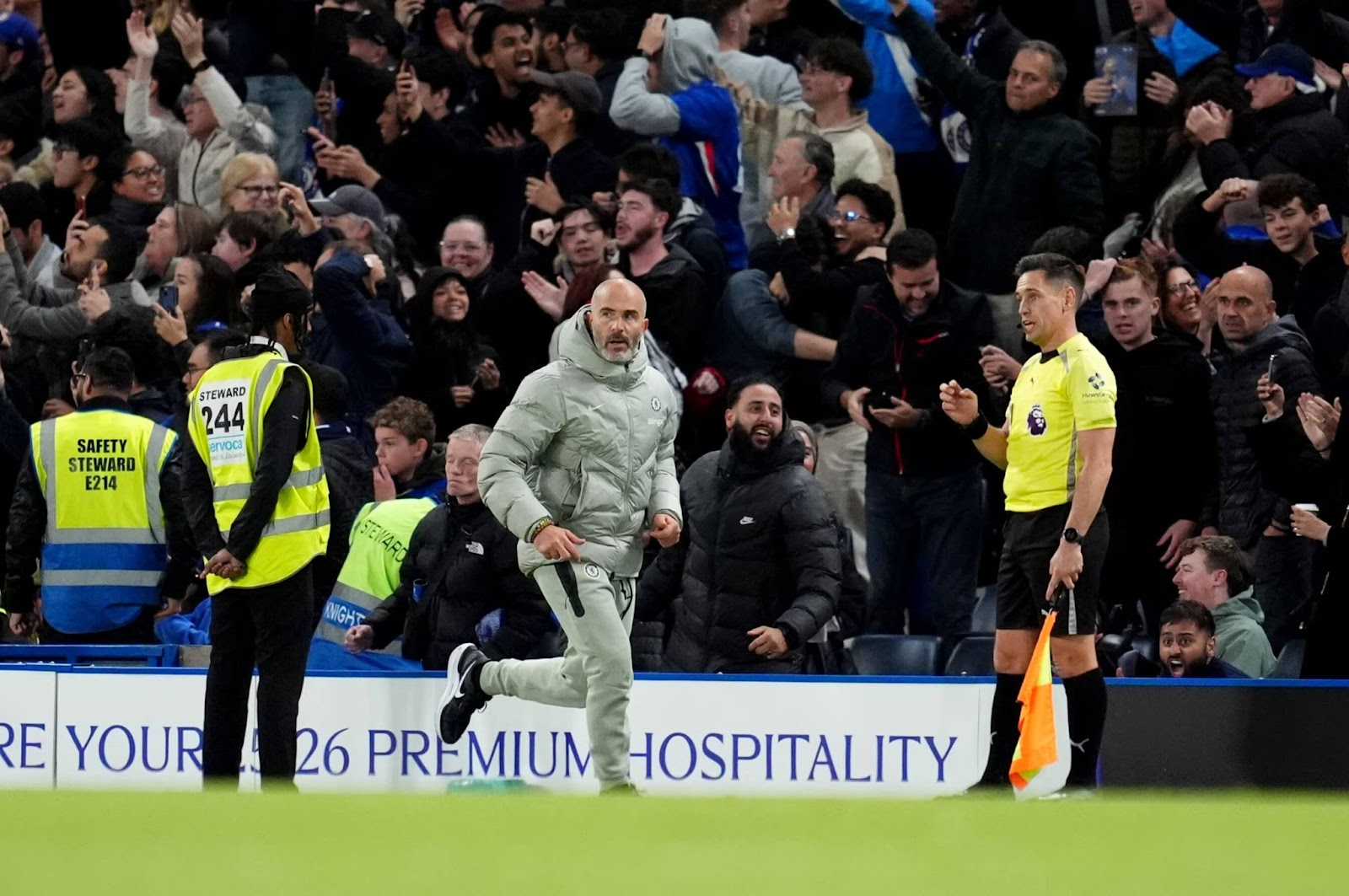 Chạy nước rút và nhận thẻ đỏ, Maresca mang tinh thần máu lửa trở lại Chelsea