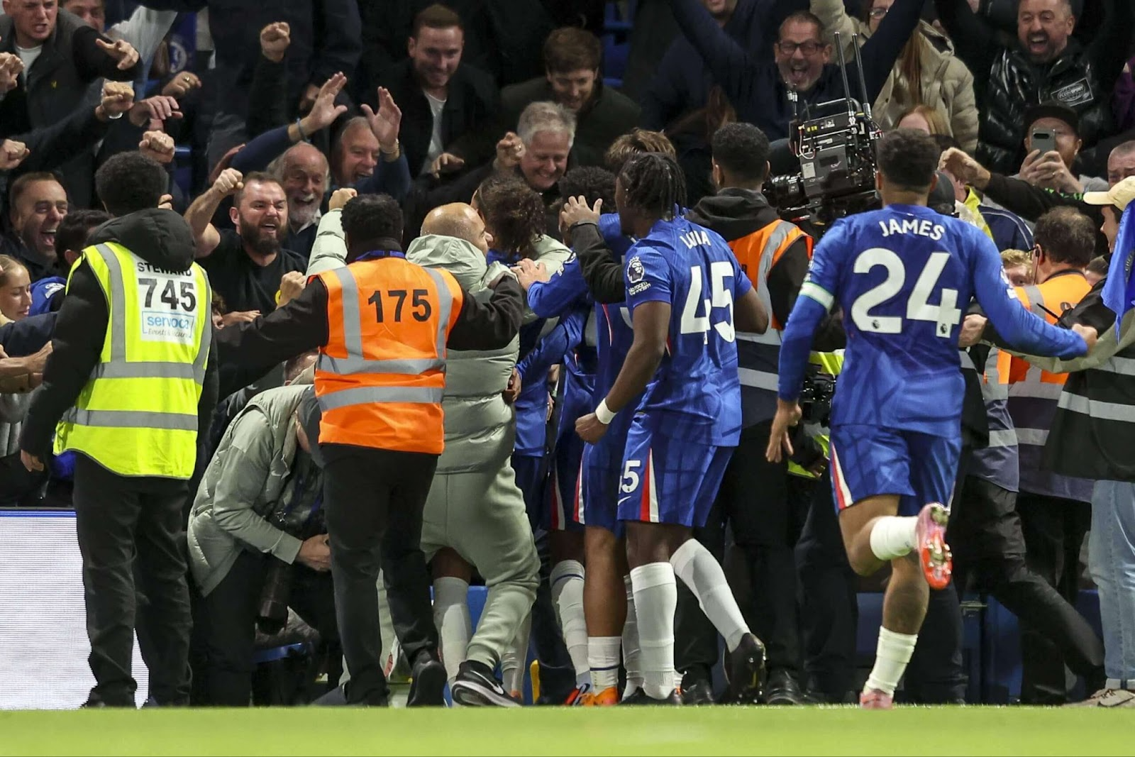 Chạy nước rút và nhận thẻ đỏ, Maresca mang tinh thần máu lửa trở lại Chelsea