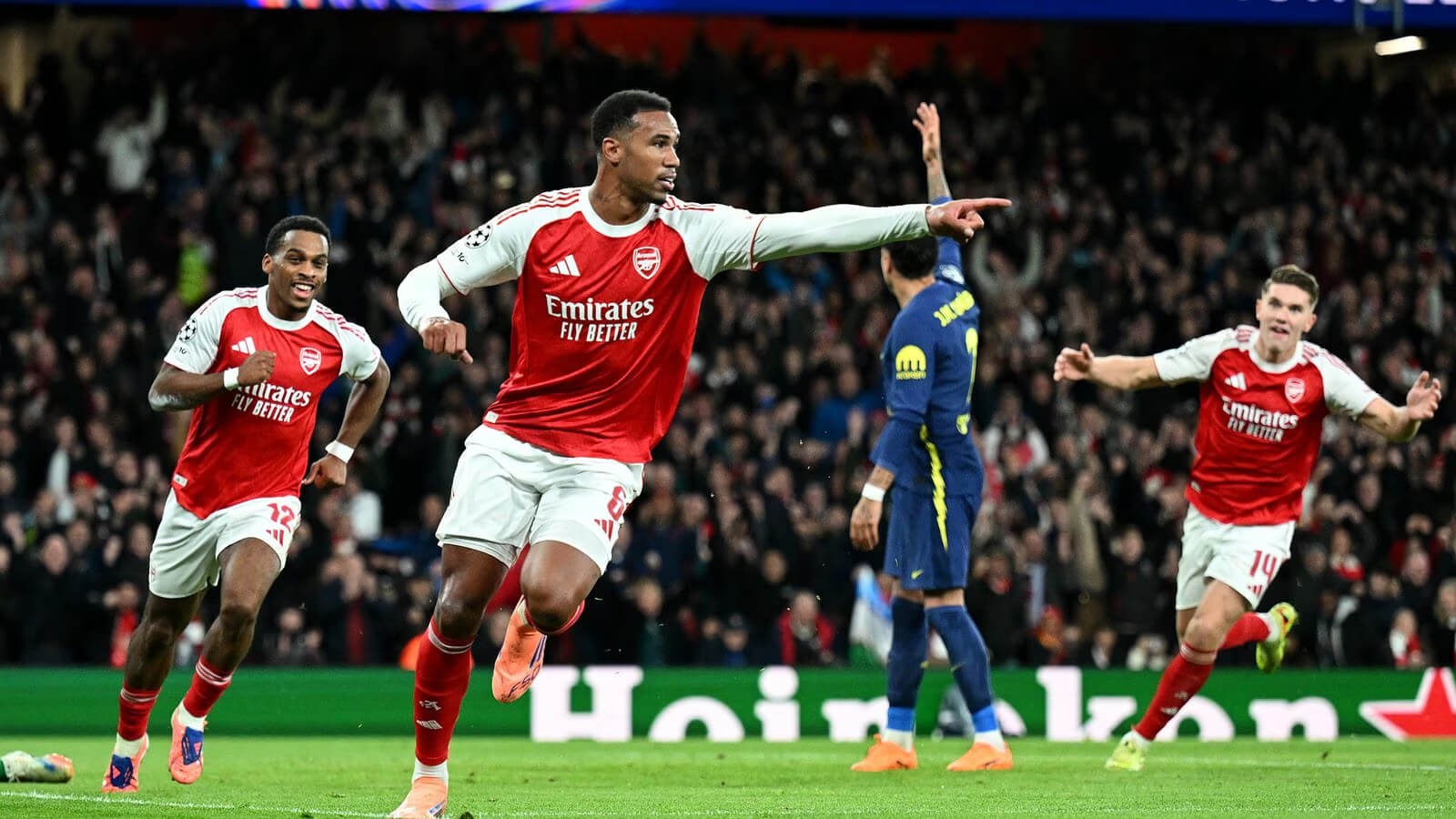 Gabriel Magalhaes: "Quái vật" trên không của Arsenal