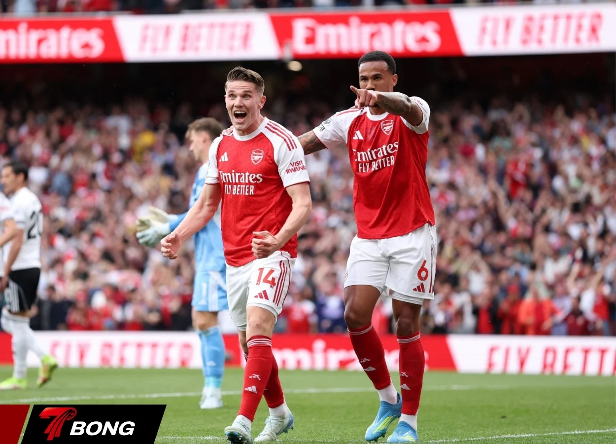 Arsenal vươn lên dẫn đầu bảng xếp hạng