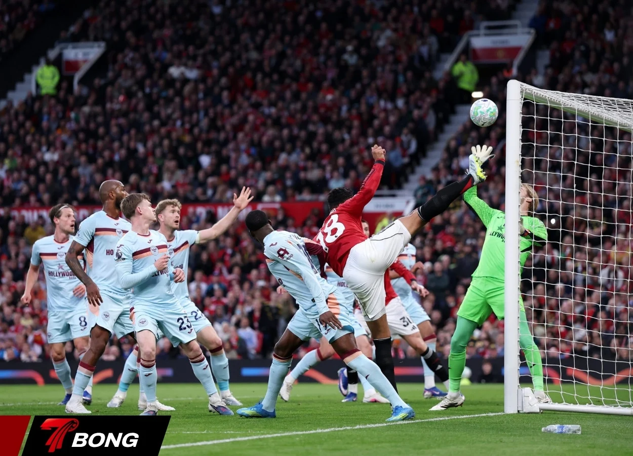 Casemiro ghi bàn bằng đầu trước Brentford