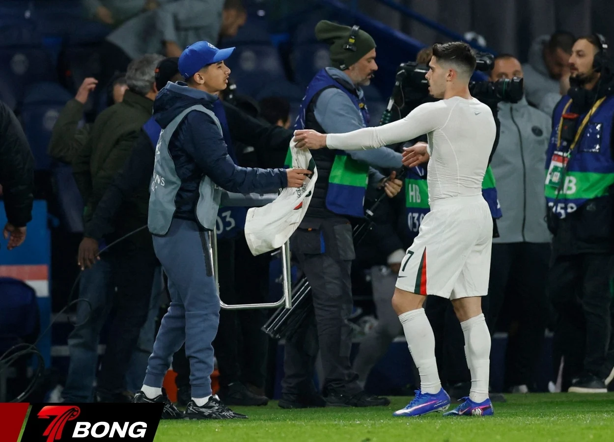 Cầu thủ Bồ Đào Nha tặng áo đấu cho ball boy