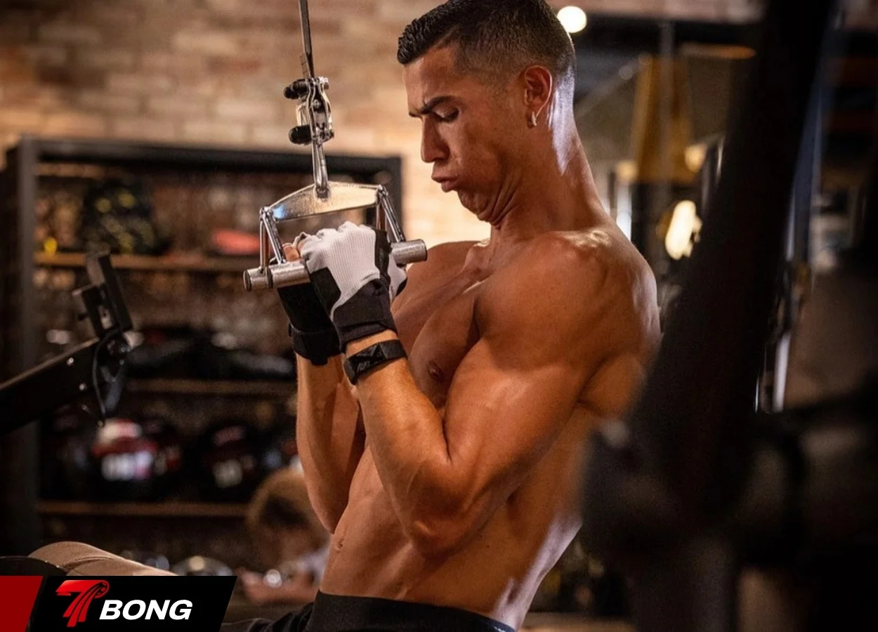 CR7 tập luyện riêng trong phòng gym hiện đại