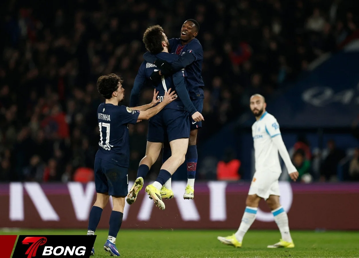 Dembele ăn mừng cú đúp trước Marseille