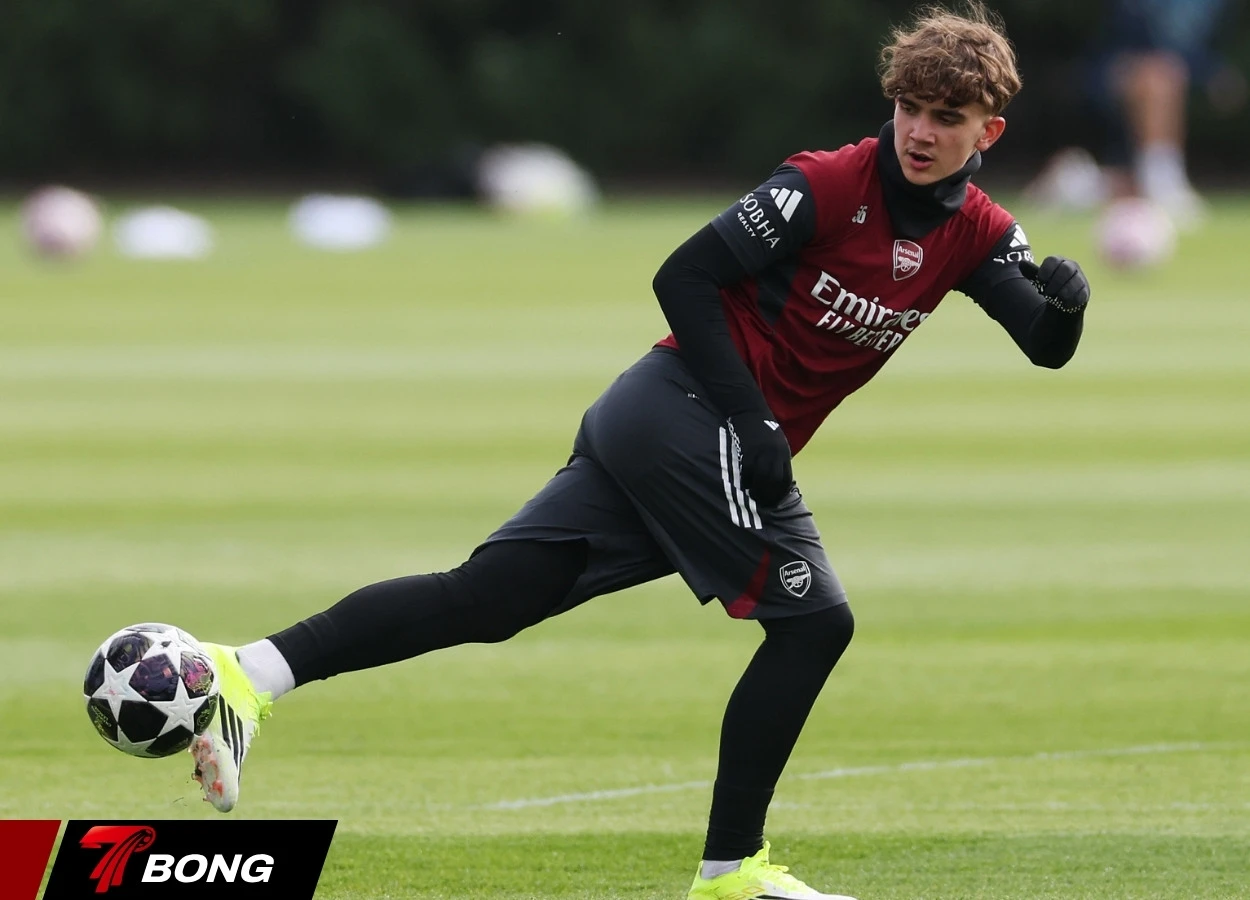 Dowman tập luyện cùng đồng đội tại Arsenal