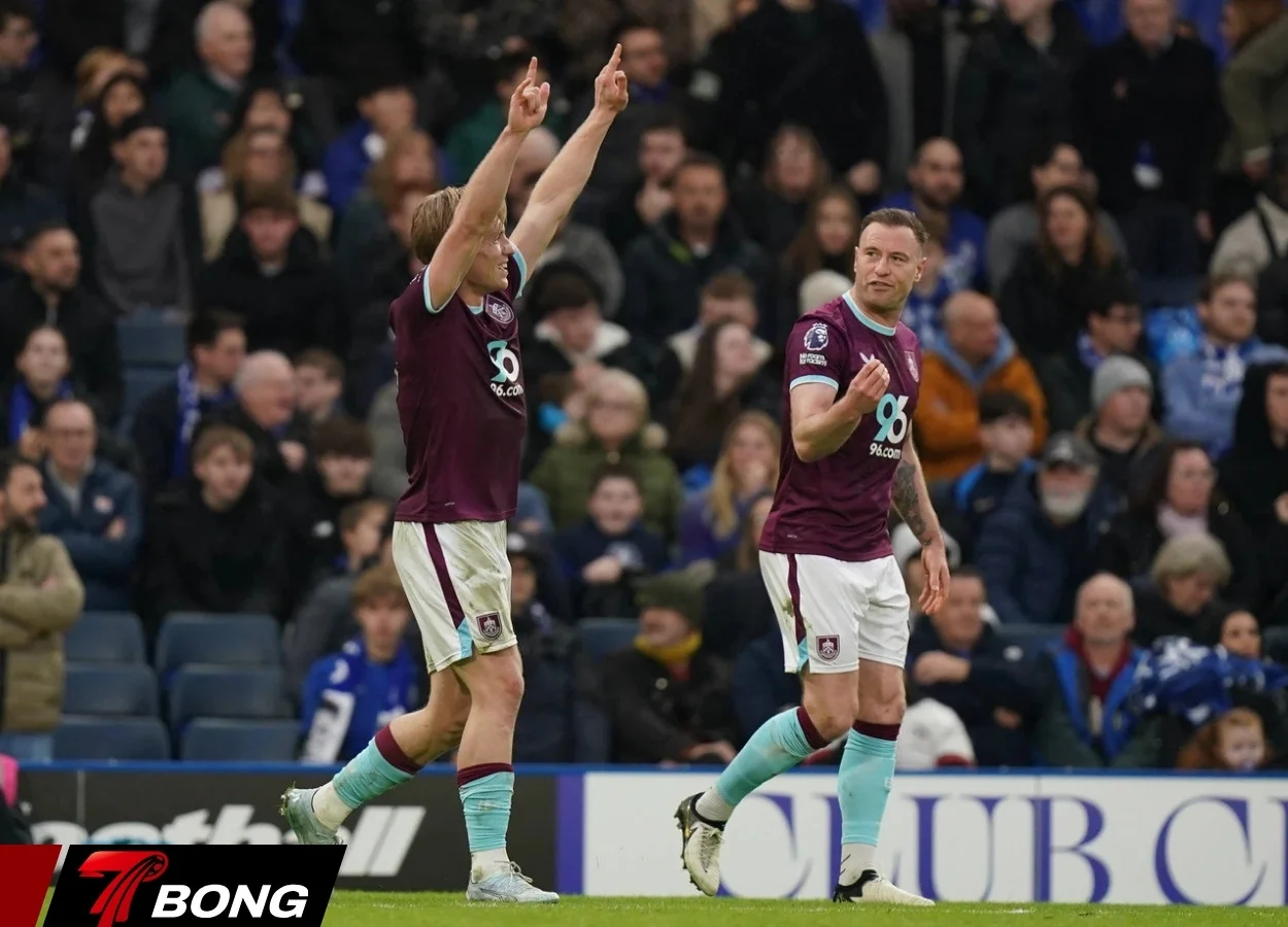 Flemming đánh đầu gỡ hòa cho Burnley