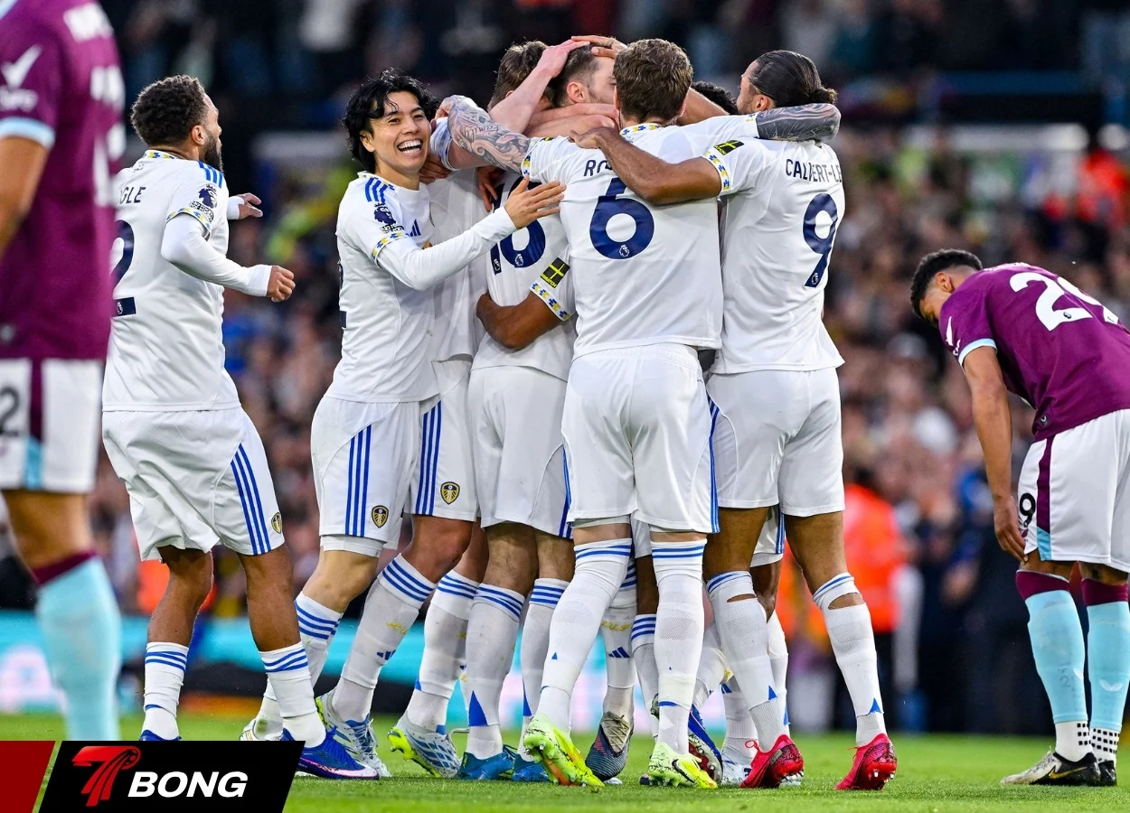 Leeds áo trắng ăn mừng chiến thắng 3-1