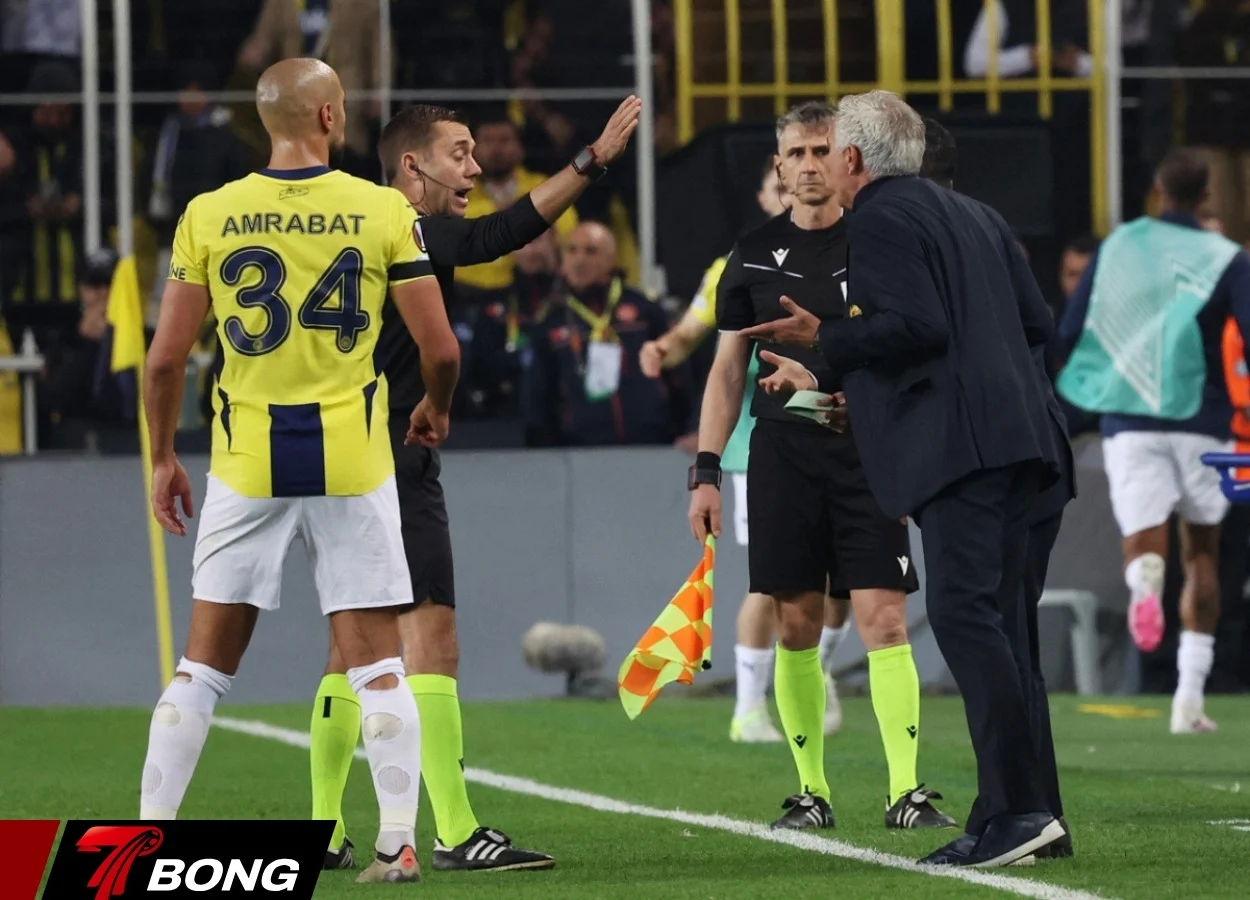 Mourinho tranh cãi dữ dội với trọng tài trận đấu