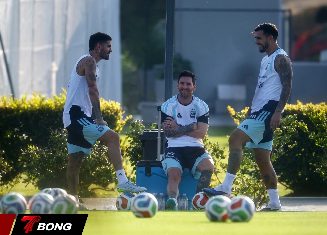 Messi ngồi trò chuyện và quan sát đồng đội 