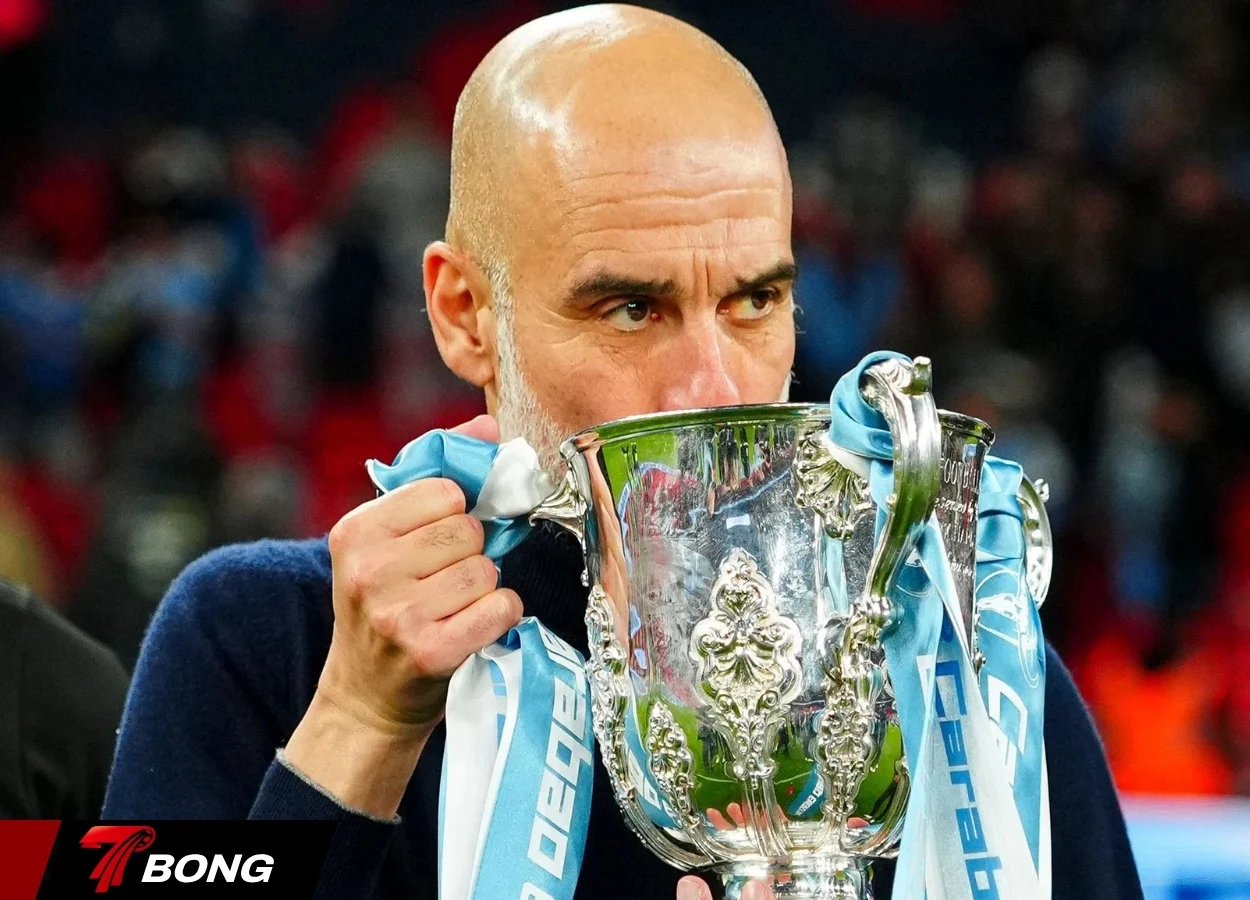 Pep Guardiola nâng cao chiếc cúp vàng