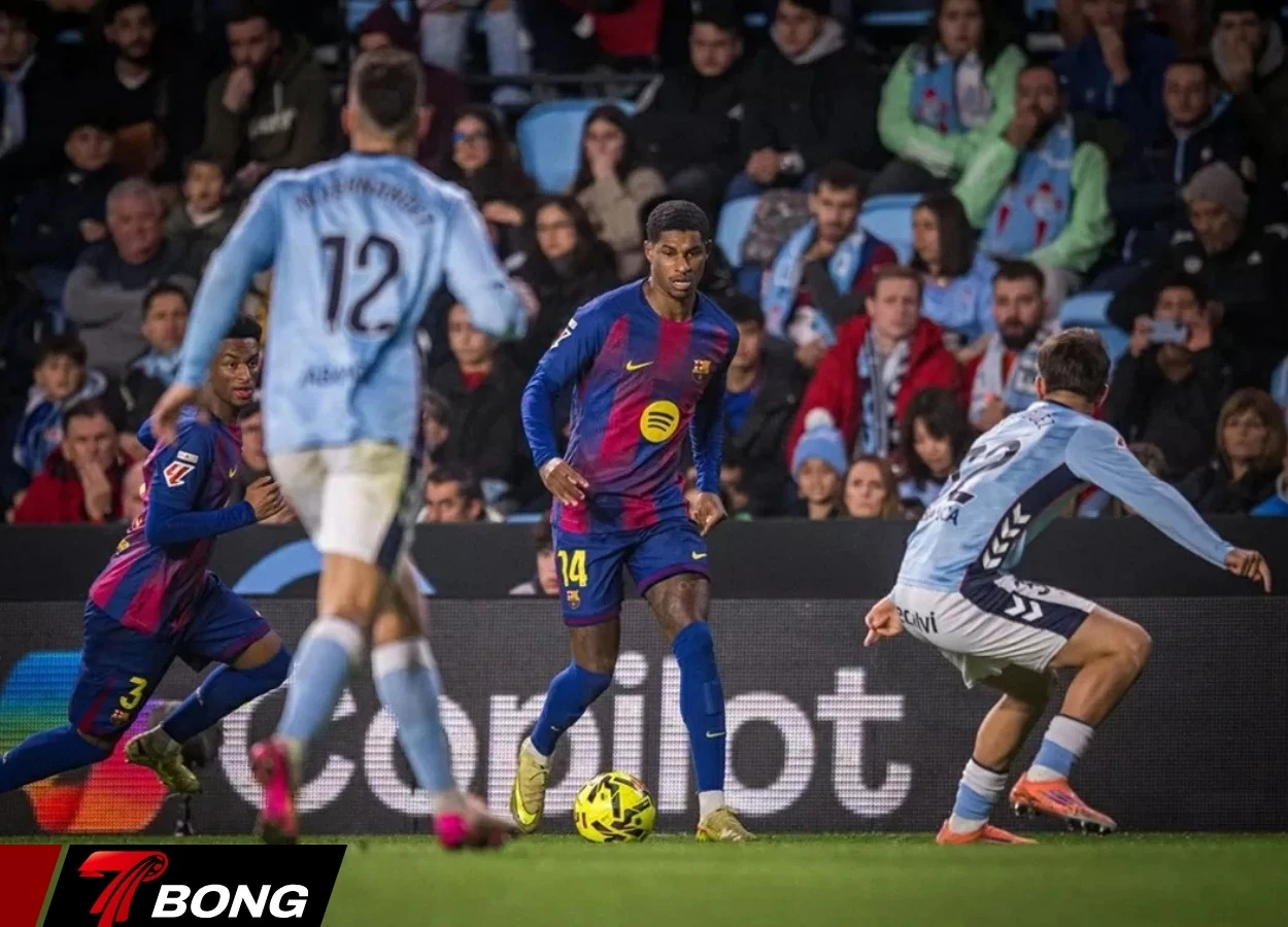 Rashford thực hiện cú đá phạt tuyệt đẹp