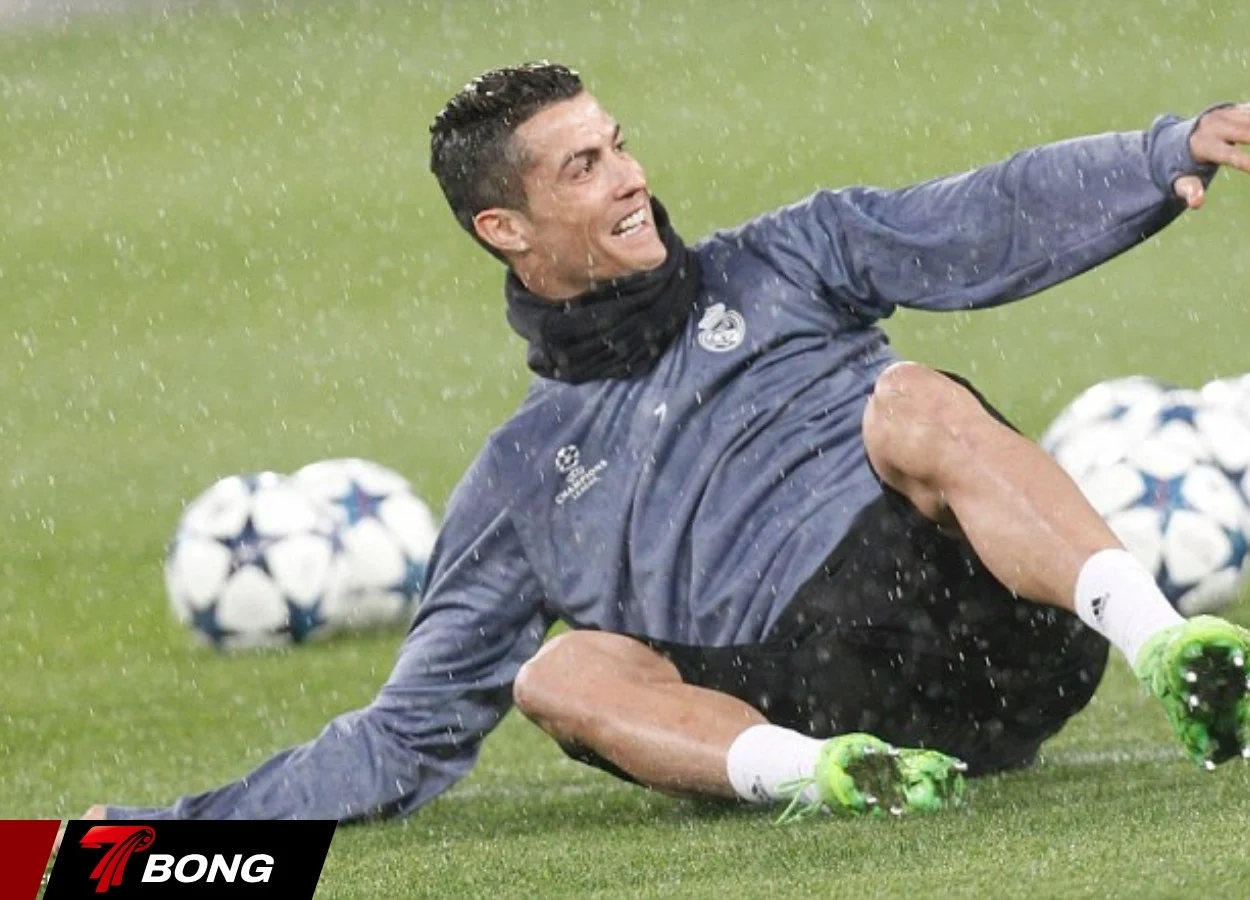 Ronaldo tập luyện trong thời tiết mưa gió tại Anh