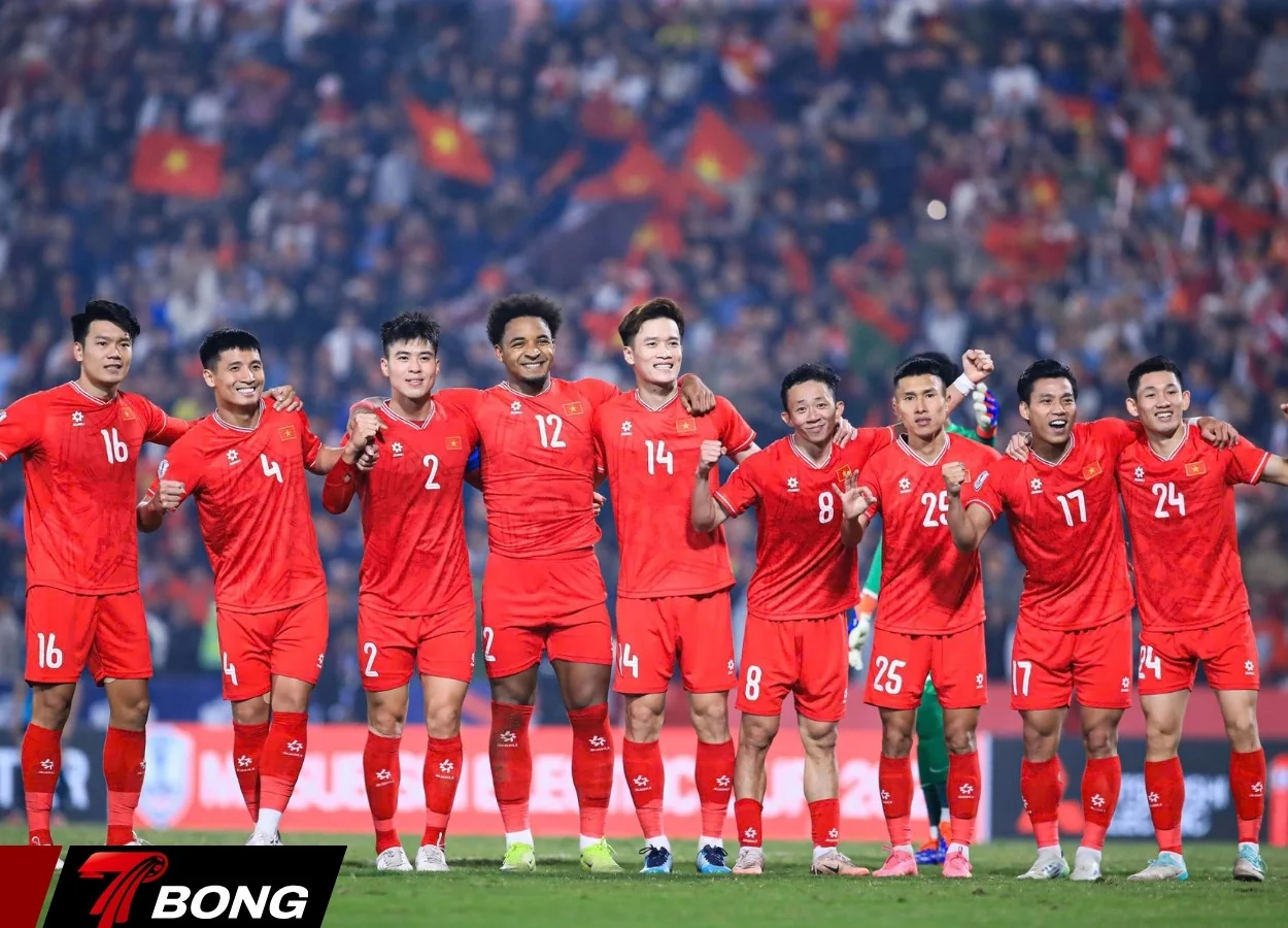 Tuyển Việt Nam làm mới đội hình từng bước