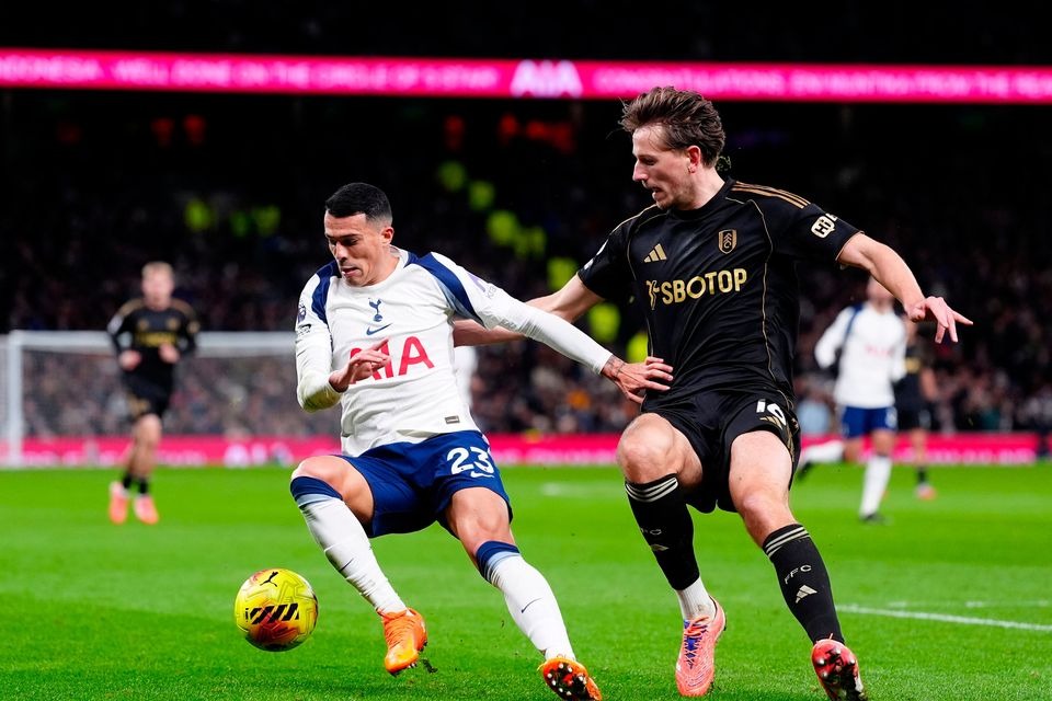 Fulham giành lại thế trận
