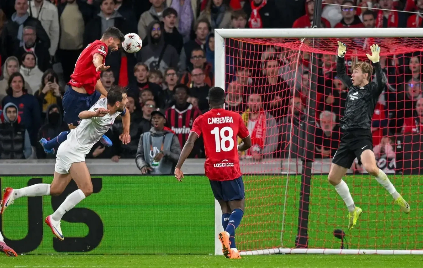 Pha không chiến thần sầu của Olivier Giroud