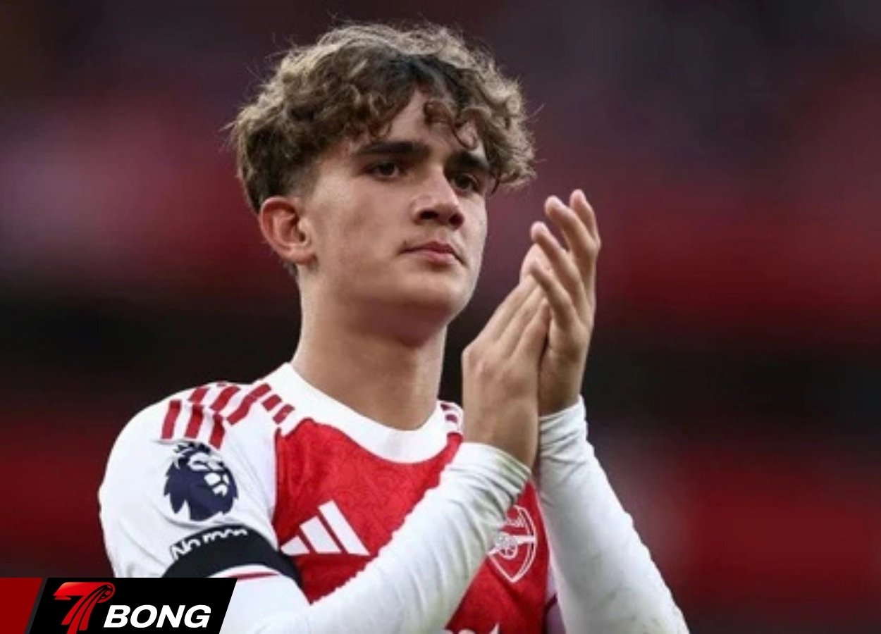 Thần đồng 15 tuổi của Arsenal được huyền thoại bóng đá Anh hết lời khen ngợi