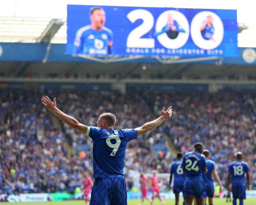 Jamie Vardy khép lại sự nghiệp rực rỡ với bàn thứ 200 cho Leicester trong trận đấu chia tay
