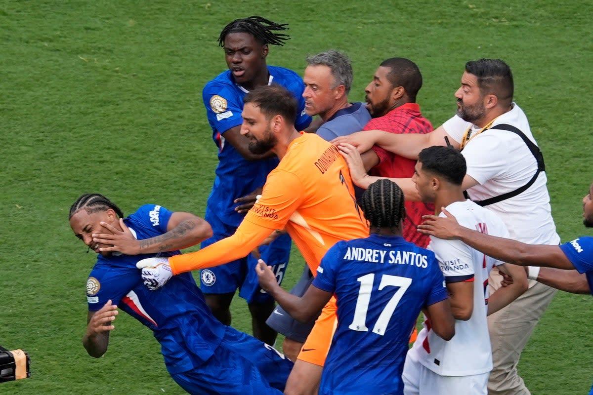 Luis Enrique đẩy Joao Pedro ngã sân khi PSG nổi giận sau thất bại trước Chelsea ở chung kết FIFA Club World Cup