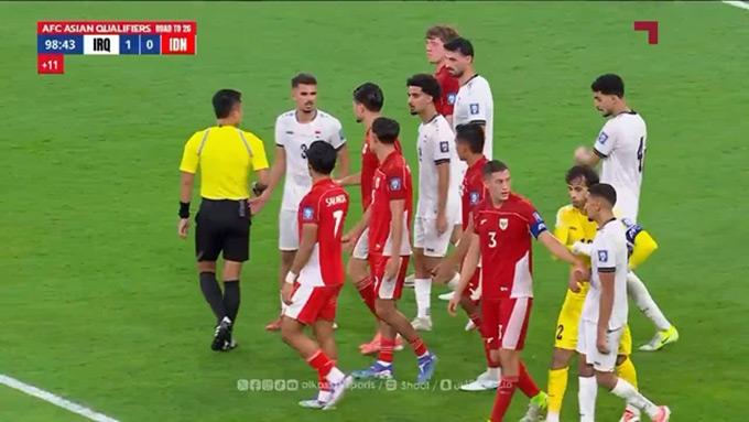Indonesia nổi loạn: Ba thẻ đỏ liên tiếp vì lao vào tấn công trọng tài Trung Quốc