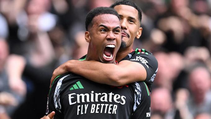 Liệu hàng thủ Arsenal có đưa họ lên ngôi ở Premier League và vượt Chelsea?