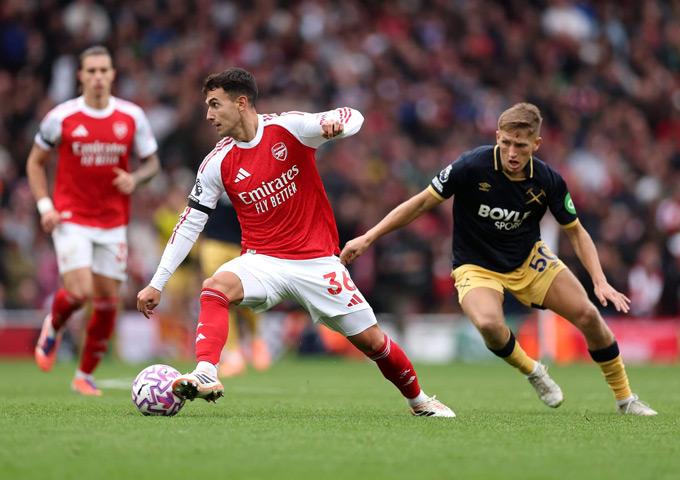 Liệu hàng thủ Arsenal có đưa họ lên ngôi ở Premier League và vượt Chelsea?
