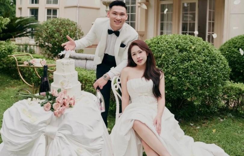 Sao Thanh Hóa và cô dâu tiếp viên: Tình yêu khiến fan ngưỡng mộ