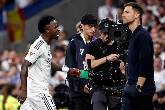 Mbappe chán đá cặp Vinicius Jr? Nội tình Real Madrid dậy sóng
