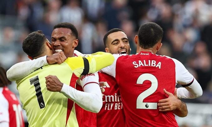 Liệu hàng thủ Arsenal có đưa họ lên ngôi ở Premier League và vượt Chelsea?