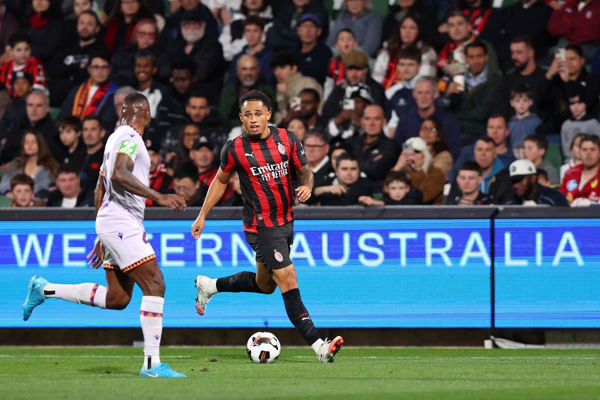Chính thức: Milan và Leeds United đạt thỏa thuận toàn diện cho Okafor