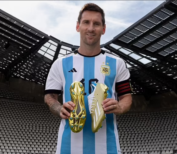 Người Anh đang dẫn đầu Messi trong cuộc đua Chiếc giày vàng