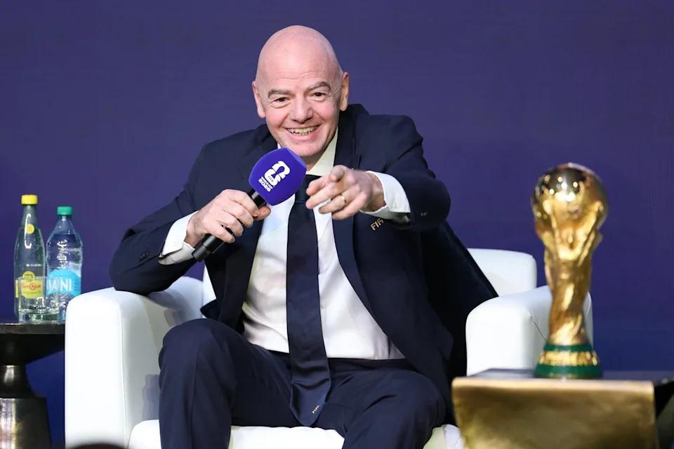 CĐV cần FA lên tiếng và đối đầu với World Cup 'cắt cổ' của FIFA