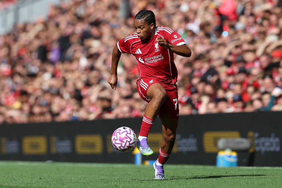Rio Ngumoha là ai? Thần đồng tuổi teen của Liverpool sẵn sàng tỏa sáng tại Ngoại hạng Anh