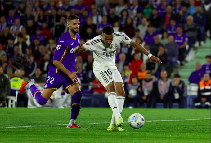 Mbappe vs Ronaldo: Ai mới là biểu tượng bóng đá của thế hệ mình?