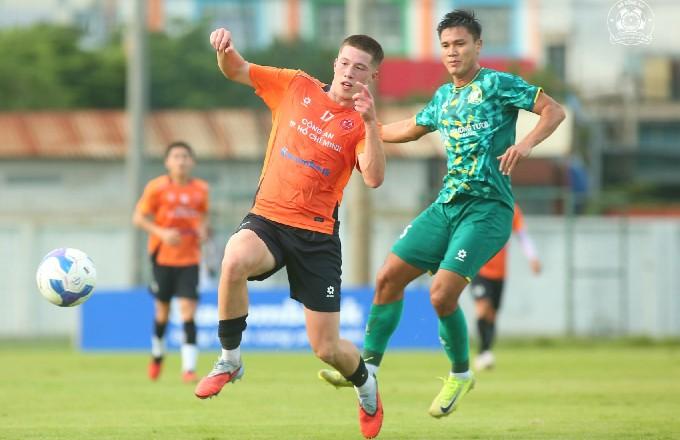 Tiền đạo Việt kiều cao 1m90 chuẩn bị thi đấu tại V.League