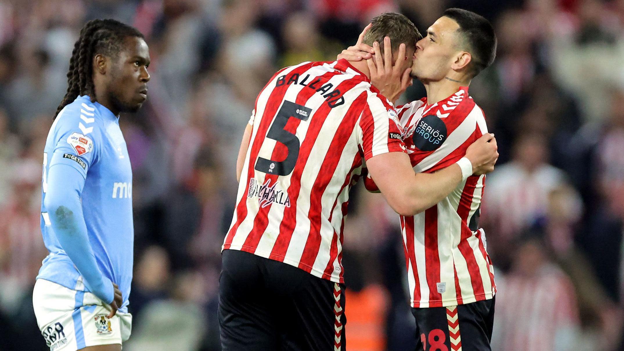 Câu chuyện về hai pha đánh đầu - kịch tính tại sân Stadium of Light